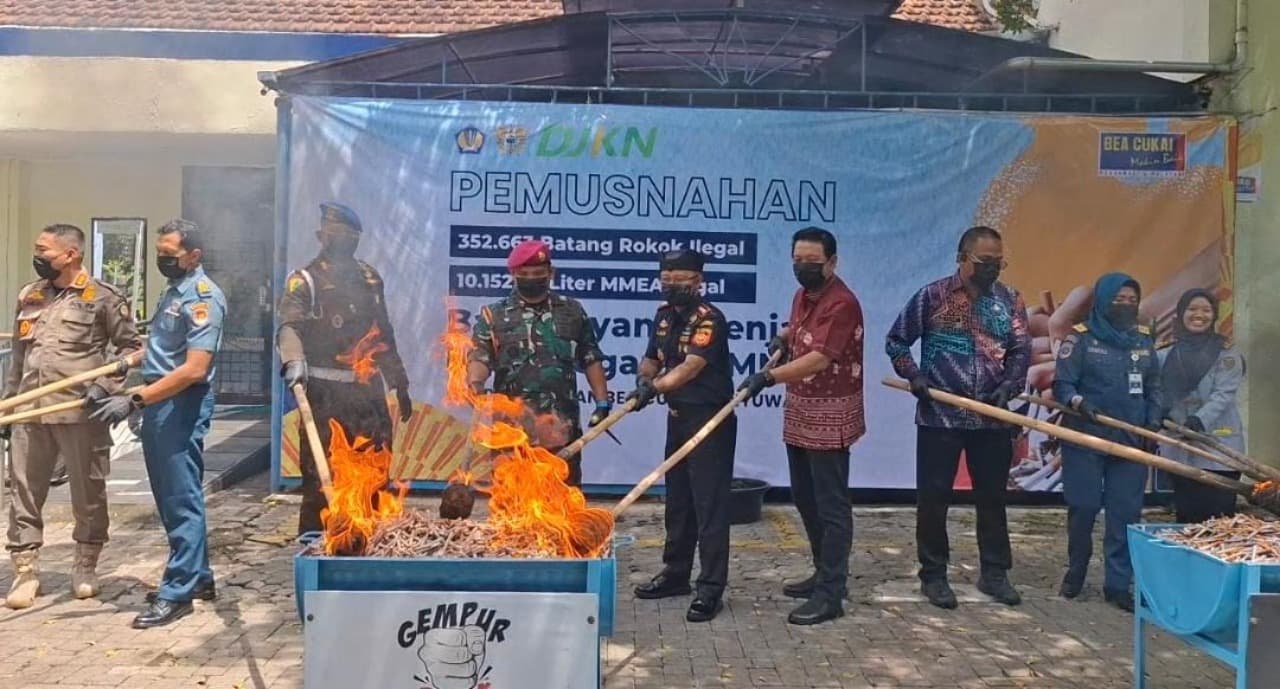 Rokok dan Miras Ilegal Senilai Rp 1,6 miliar, Dimusnahkan Bea Cukai Banyuwangi