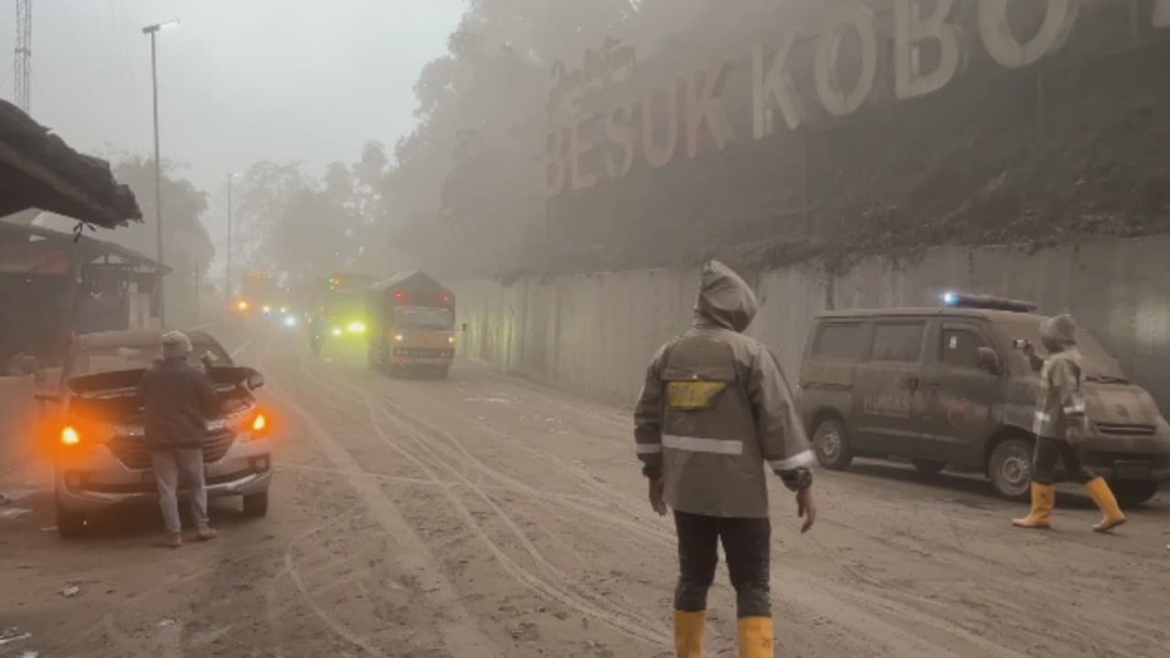 Panik, hujan abu cukup deras.