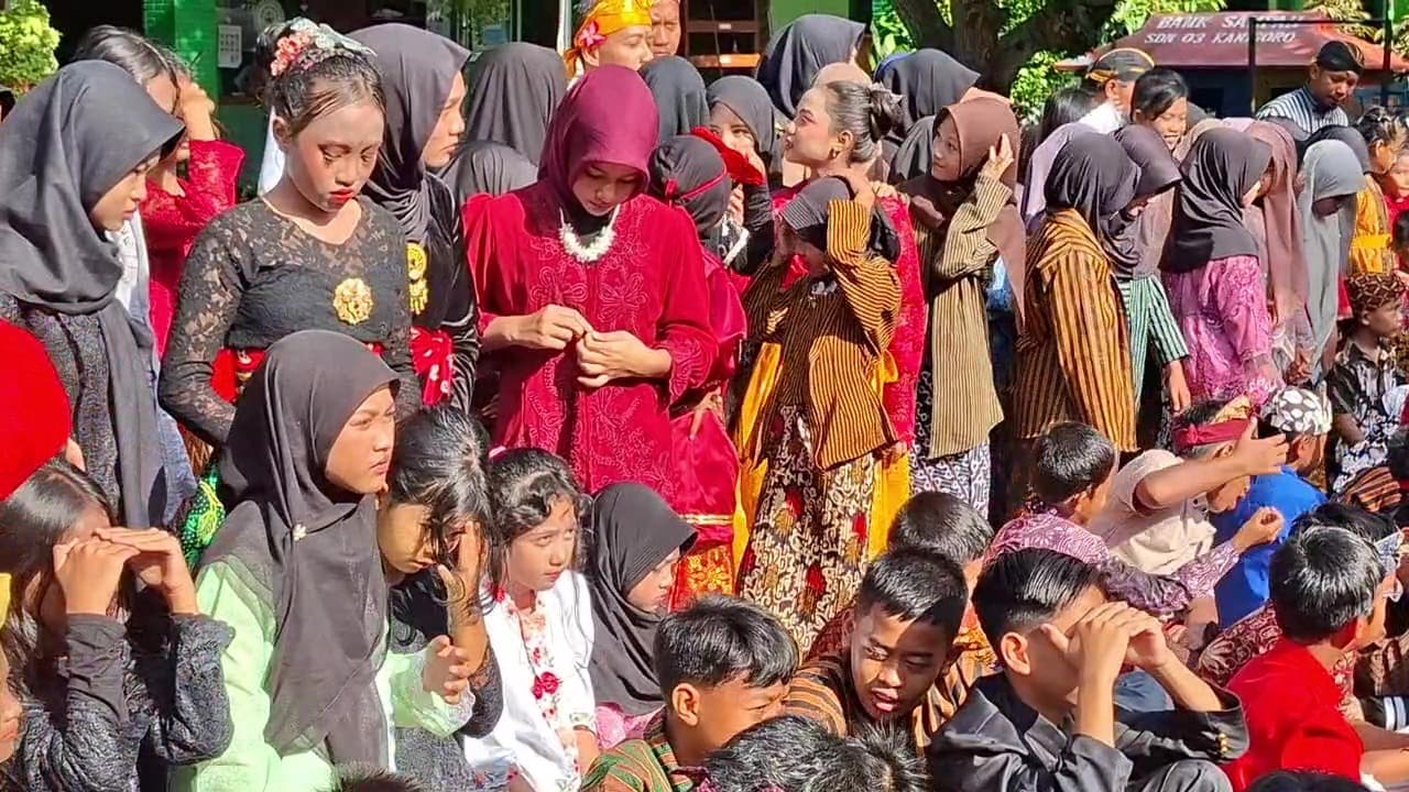 Puluhan Siswa SD Peringati Hari Guru Dengan Puisi dan Baju Adat Nusantara