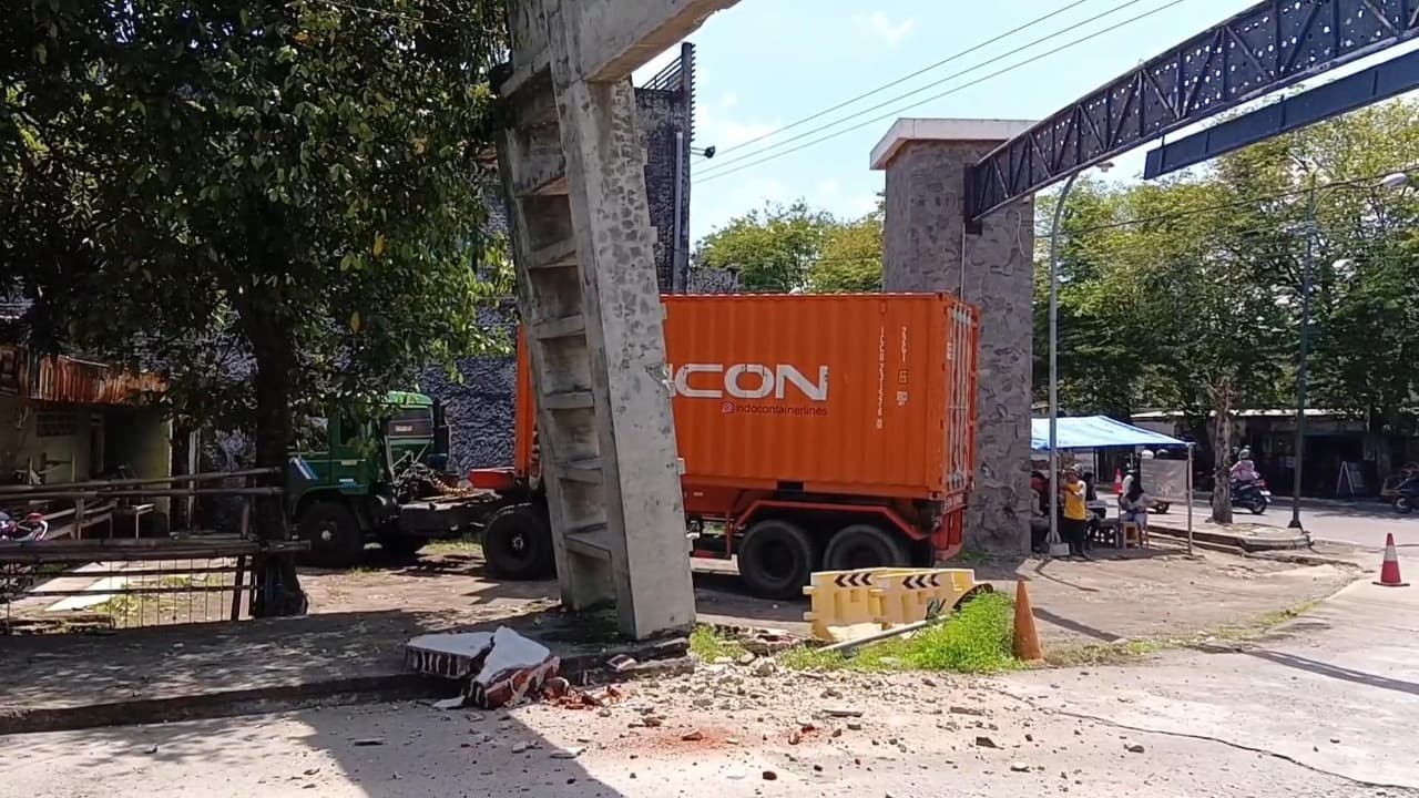 Gapura Terminal Gayatri Tulungagung Nyaris Roboh Tertabrak Truk Kontainer