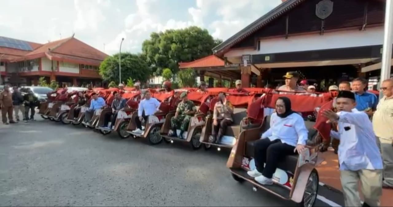 100 Tukang Becak Lansia di Mojokerto Dapat Bantuan Becak Listrik dari Presiden Prabowo