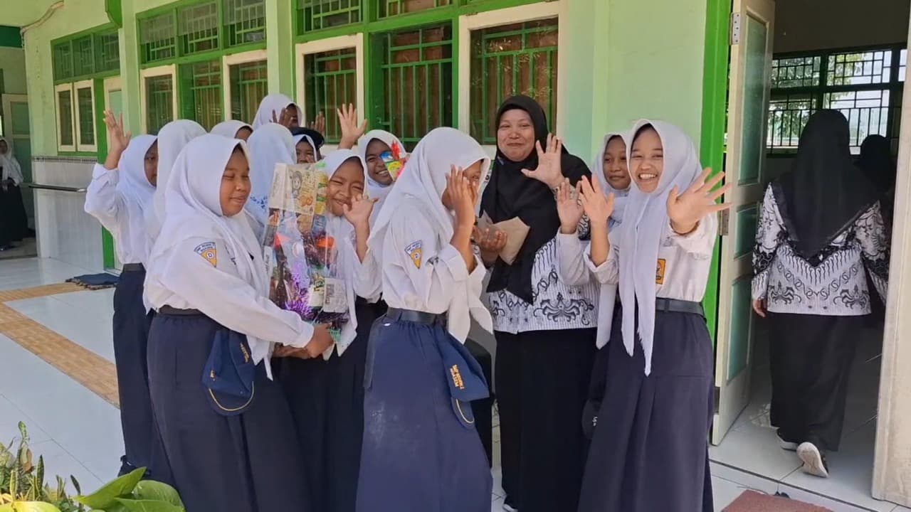 Siswa di Kediri Beri Hadiah Hasil Patungan untuk Guru