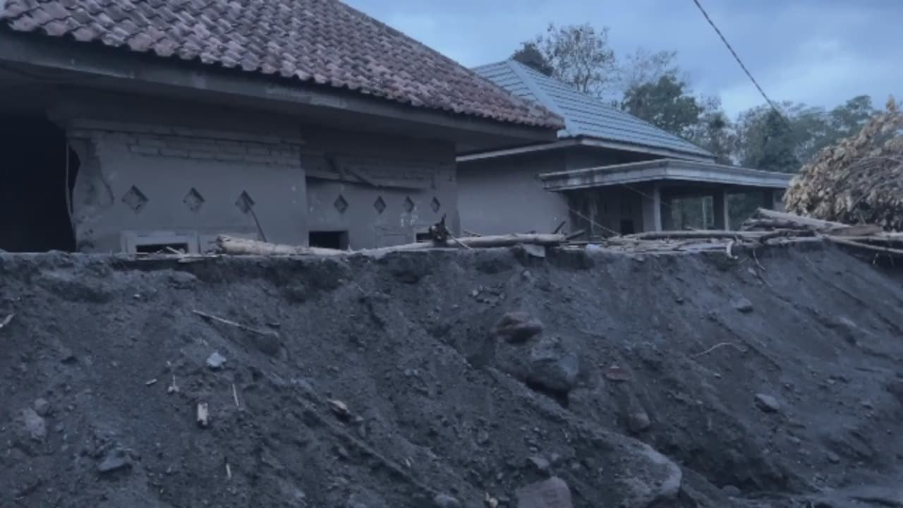 Pemkab janji beri rumah warga terdampak erupsi.
