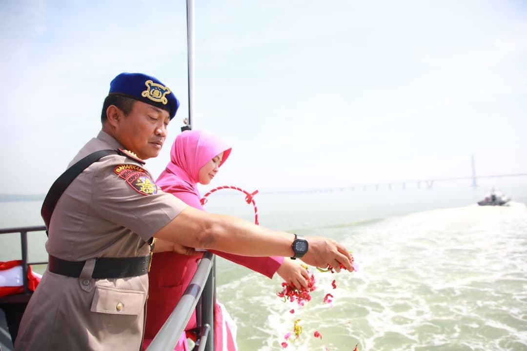 Peringati HUT ke-75, Polairud Polda Jatim Gelar Baksos hingga Tabur Bunga