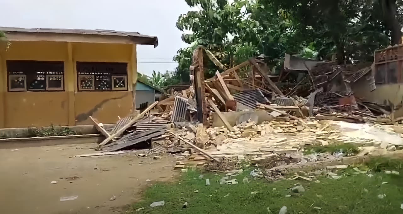 Ruang Kelas Ambruk, 104 Siswa SDN KajuAnak 4 Galis Belajar di Rumah Warga