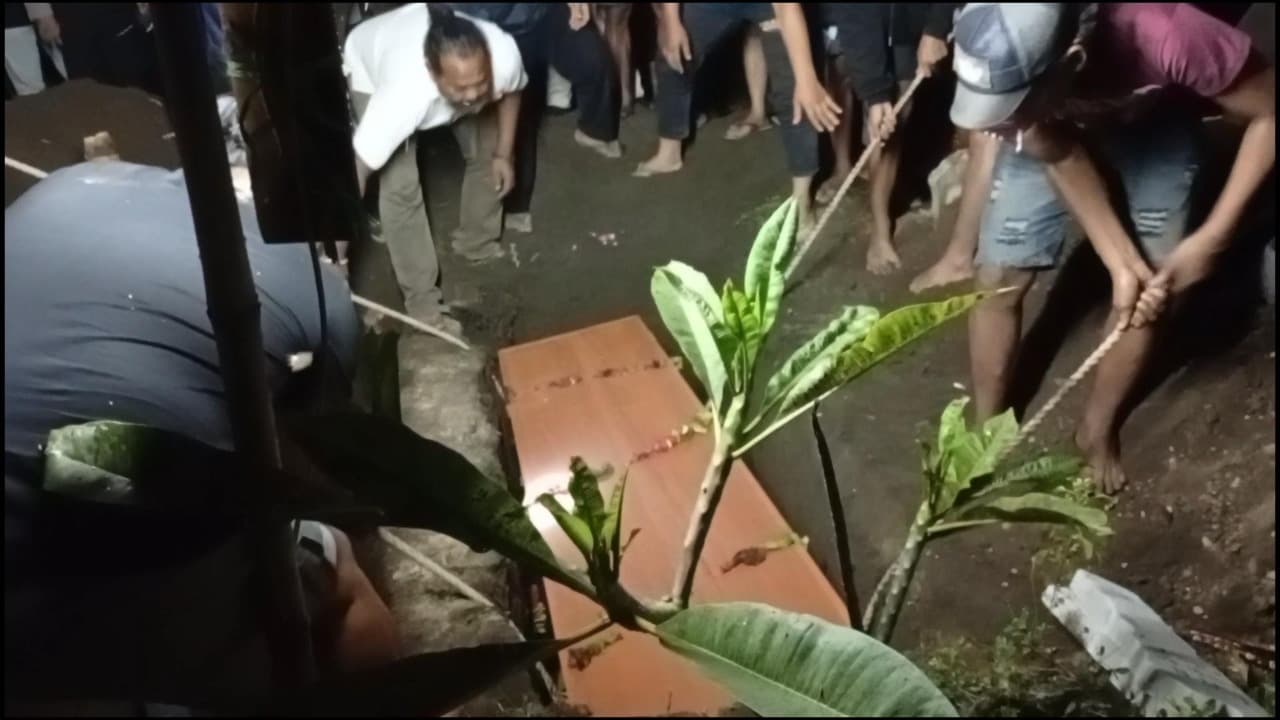 Ibu dan Anak Korban Pembunuhan di Nganjuk Dimakamkan dalam Suasana Haru