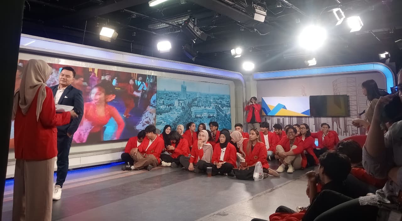 33 Mahasiswa Ilmu Komunikasi Untag Surabaya Belajar Broadcast Journalism di JTV