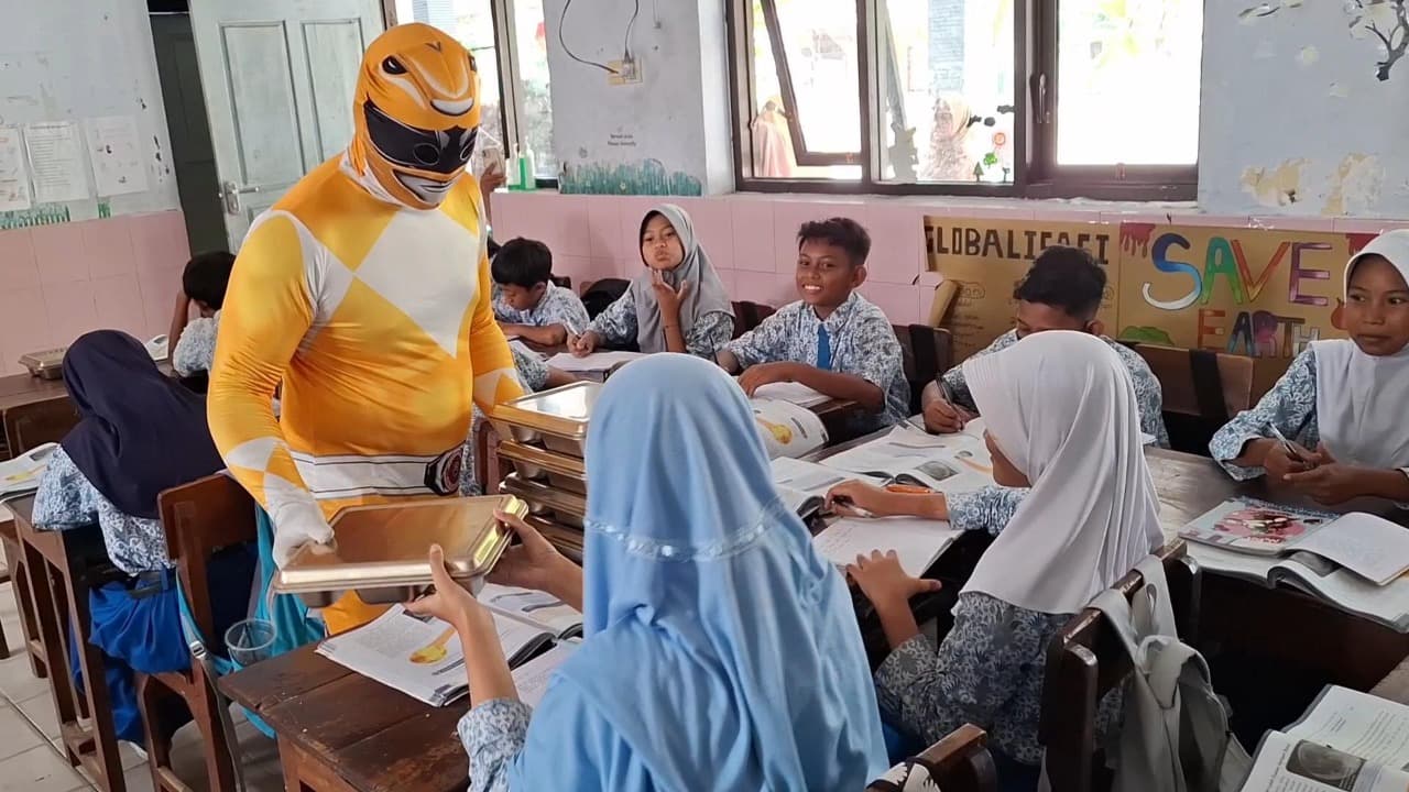 Petugas SPPG Kediri Pakai Kostum Power Rangers, Siswa Semangat Makan dan Belajar