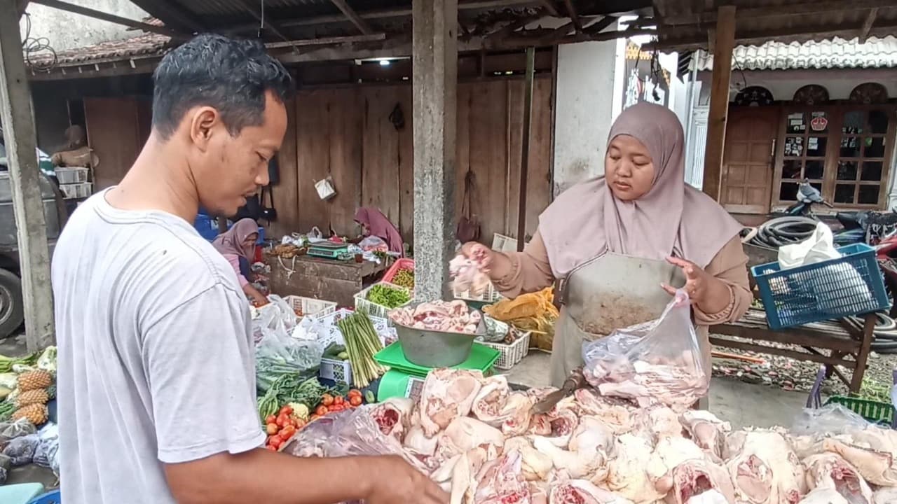 Harga Daging Ayam Potong di Blitar Naik Jelang Nataru, Pedagang Keluhkan Penurunan Omzet
