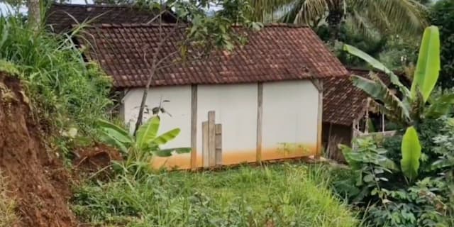 Tanah Gerak Putus Jalan Alternatif dan Ancam Rumah Warga di Ponorogo