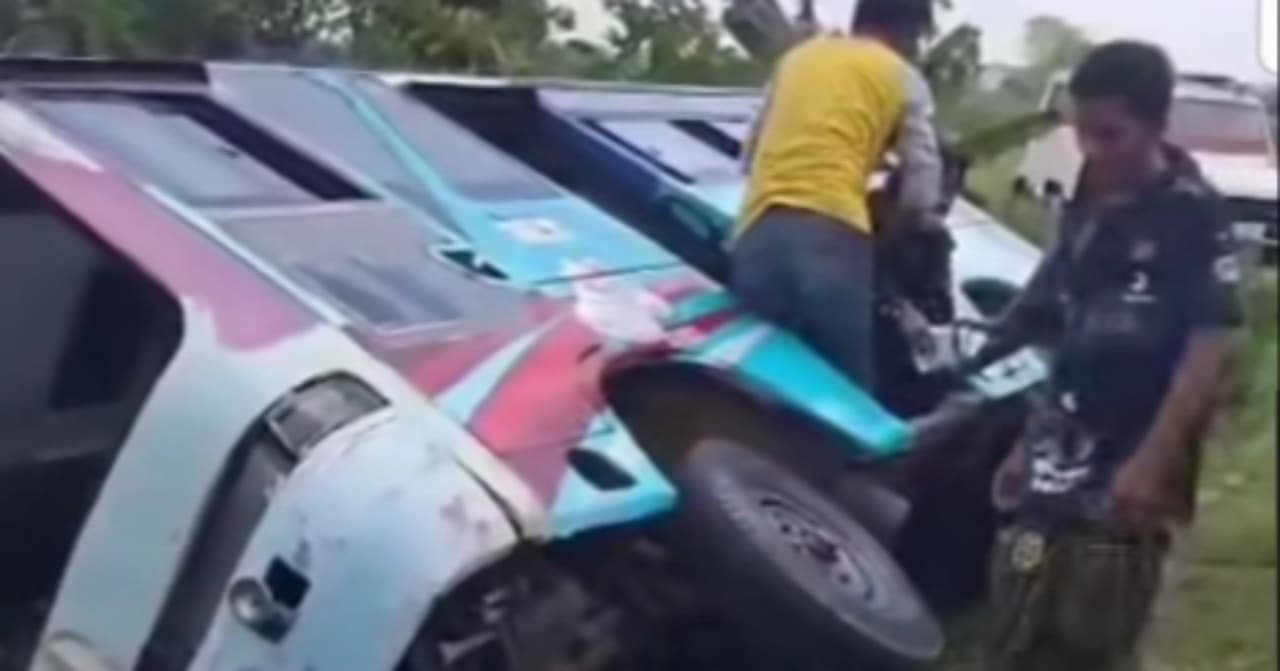 Minibus Pelayat Masuk Parit, Sopir Diduga Hilang Konsentrasi