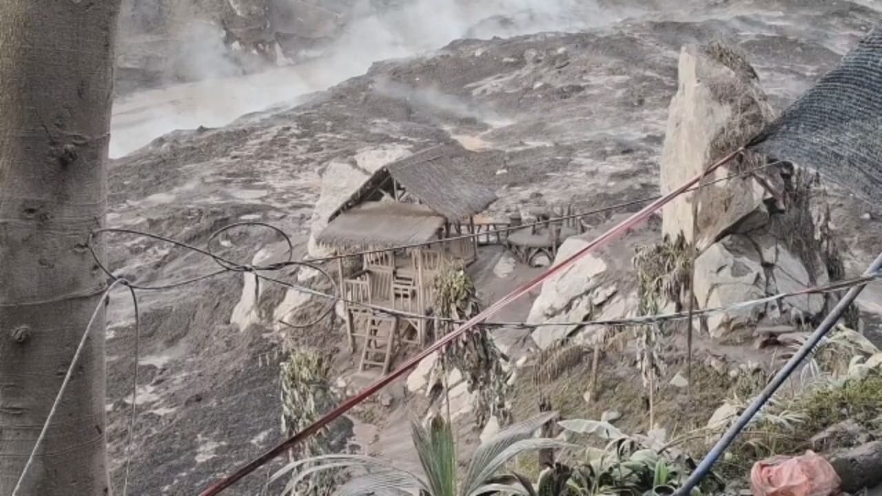 Belasan warung di jalur piket nol dibongkar.