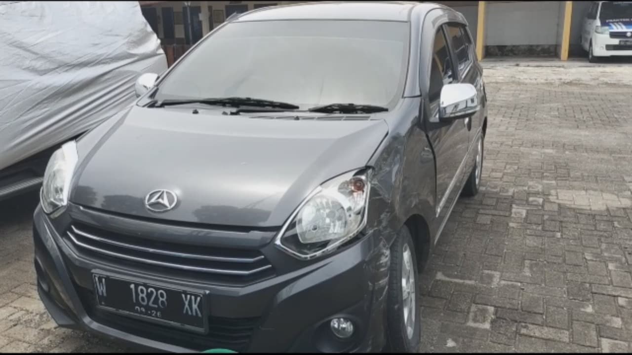 Detik-detik ambulans bawa pasien tabrak ayla.