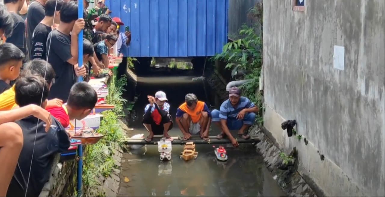 Balap Perahu Mini Jadi Cara Kreatif Warga Kediri Jaga Kebersihan Sungai