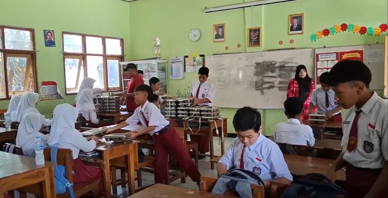 Siswa SD di Kediri Semangat Belajar usai Dapat Menu MBG