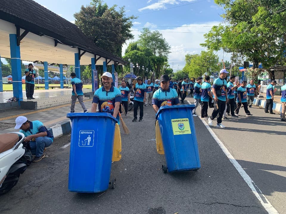 Peringati Hari Bakti PU ke-80, PUPR Pacitan Gencarkan Pembersihan Drainase Kota