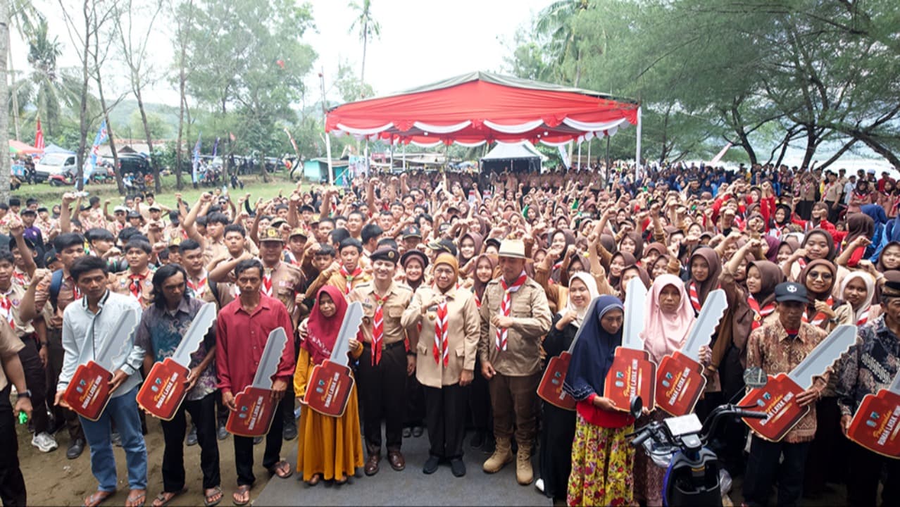 Kak Khofifah bersama 3 Ribu Pramuka Kwarda Jatim Bersih-Bersih dan Tanam Mangrove di Pantai Cengkrong