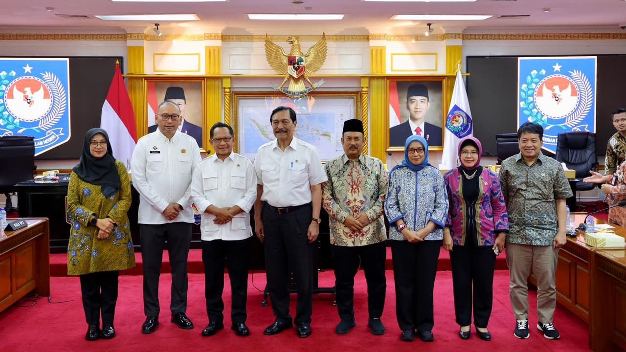 Segera Diterapkan Nasional, Bupati Ipuk Bersama Tiga Menteri Paparkan Digitalisasi Bansos ke Seluruh Daerah di Indonesia