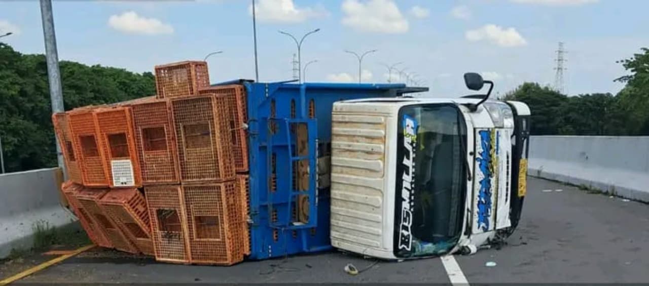 Ban Pecah, Truk Terguling di Exit Tol Penompo Mojokerto