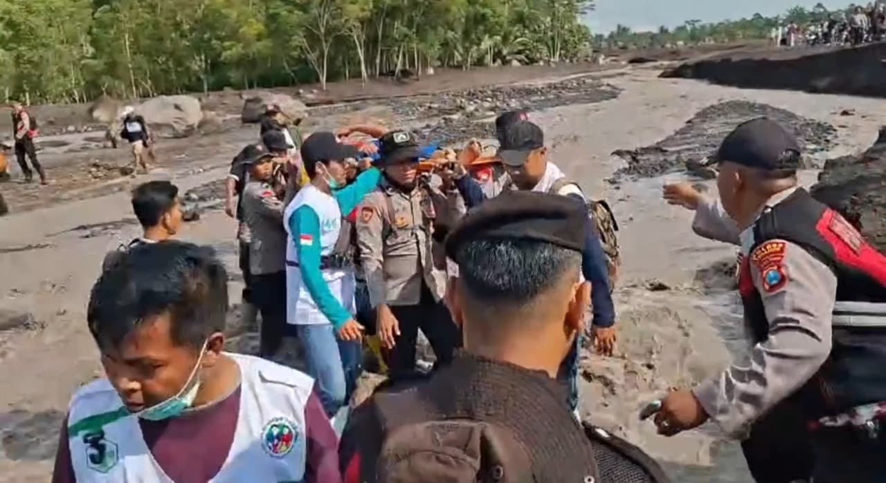Petugas Evakuasi Lansia dan Disabilitas dari Dusun Sumberlangsep yang Terisolir Banjir Lahar Semeru