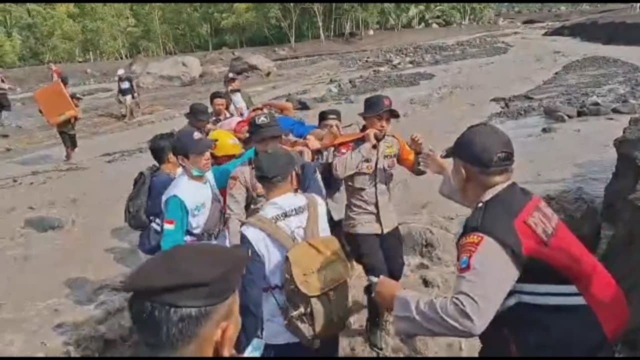 Lansia Ditandu Lewati Lahar Semeru
