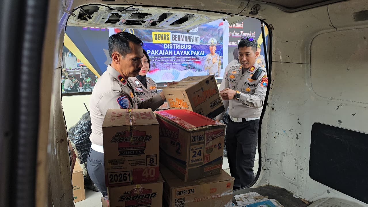 Satlantas Polres Mojokerto Salurkan Bantuan untuk Korban Bencana di Sumatera