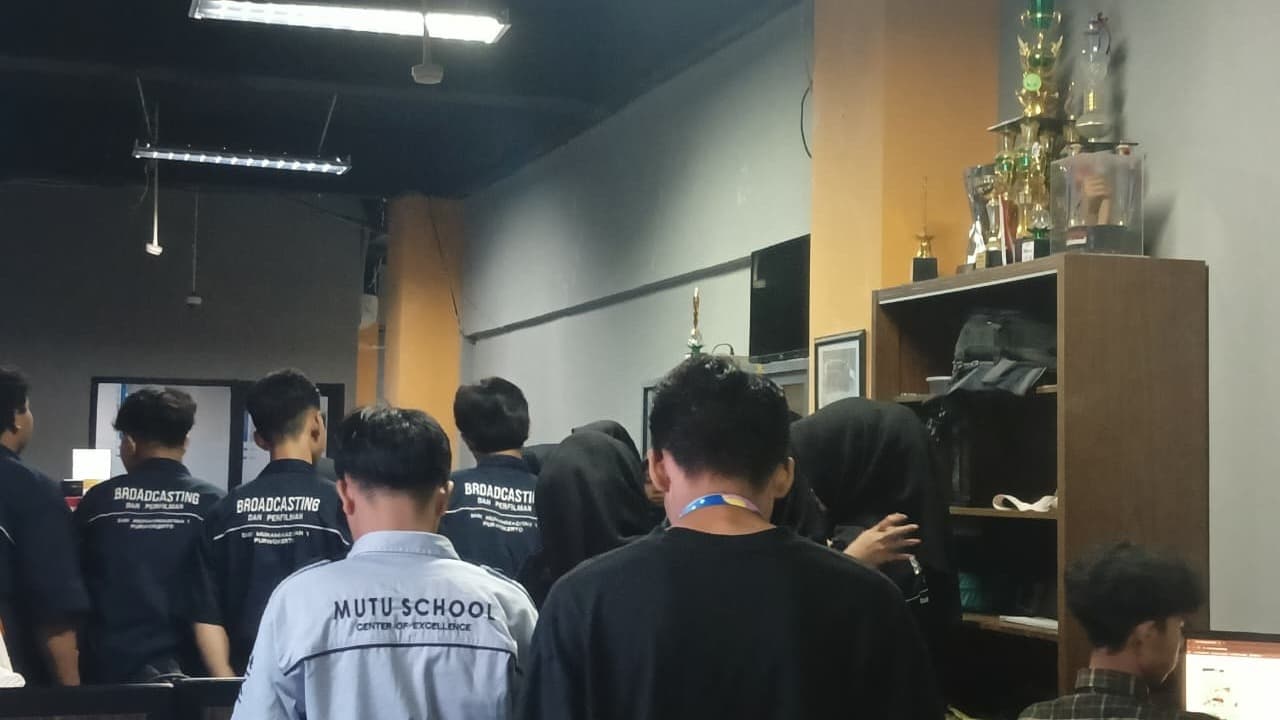 Siswa SMK Muhammadiyah Purwokerto Belajar Produksi Televisi di JTV Surabaya