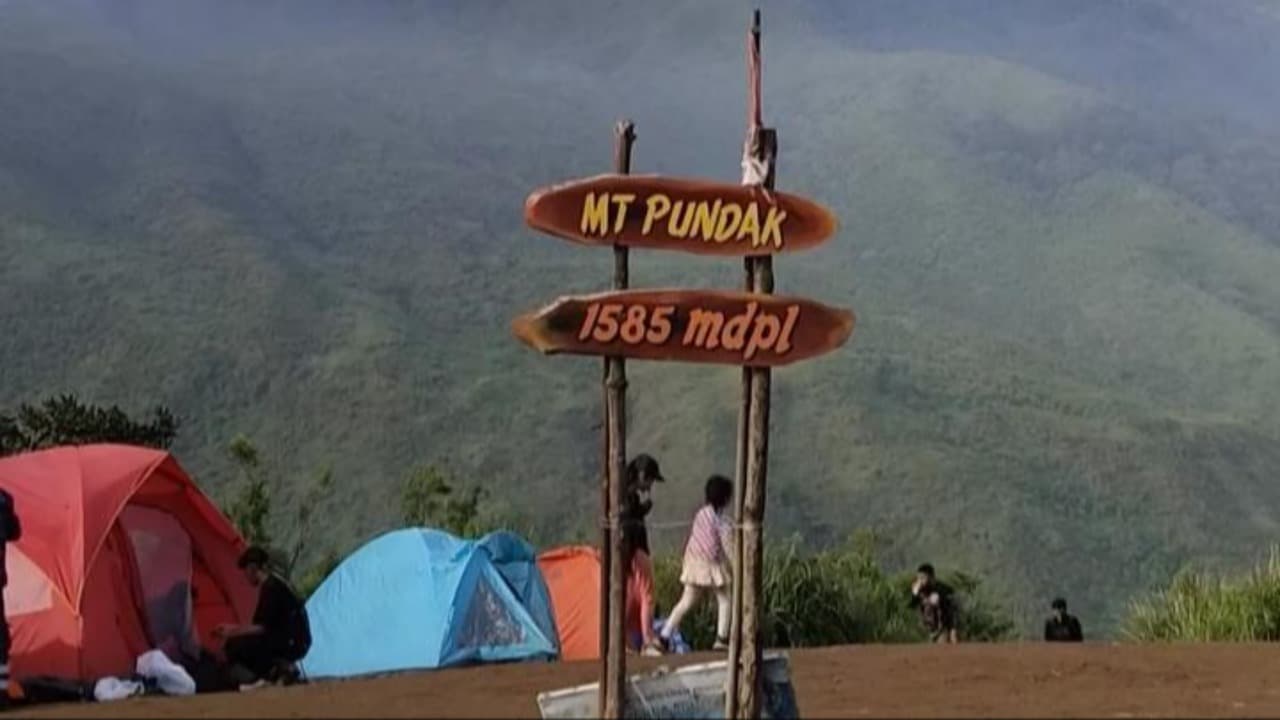 Menikmati Sunrise dan Sunset Sekaligus: Serunya Camping di Gunung Pundak