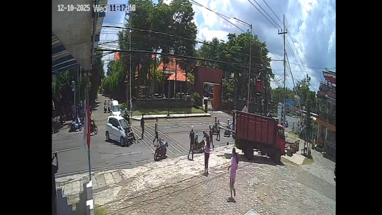 Truk Tabrak Mobil dan Motor di Banyuwangi, Satu Pengendara Luka-Luka