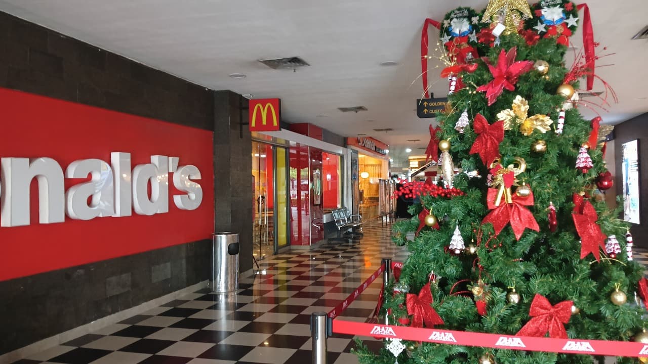 Suasana Hangat Pohon Natal Malaikat Kertas, Pengunjung Antusias Baca Harapan Anak-Anak