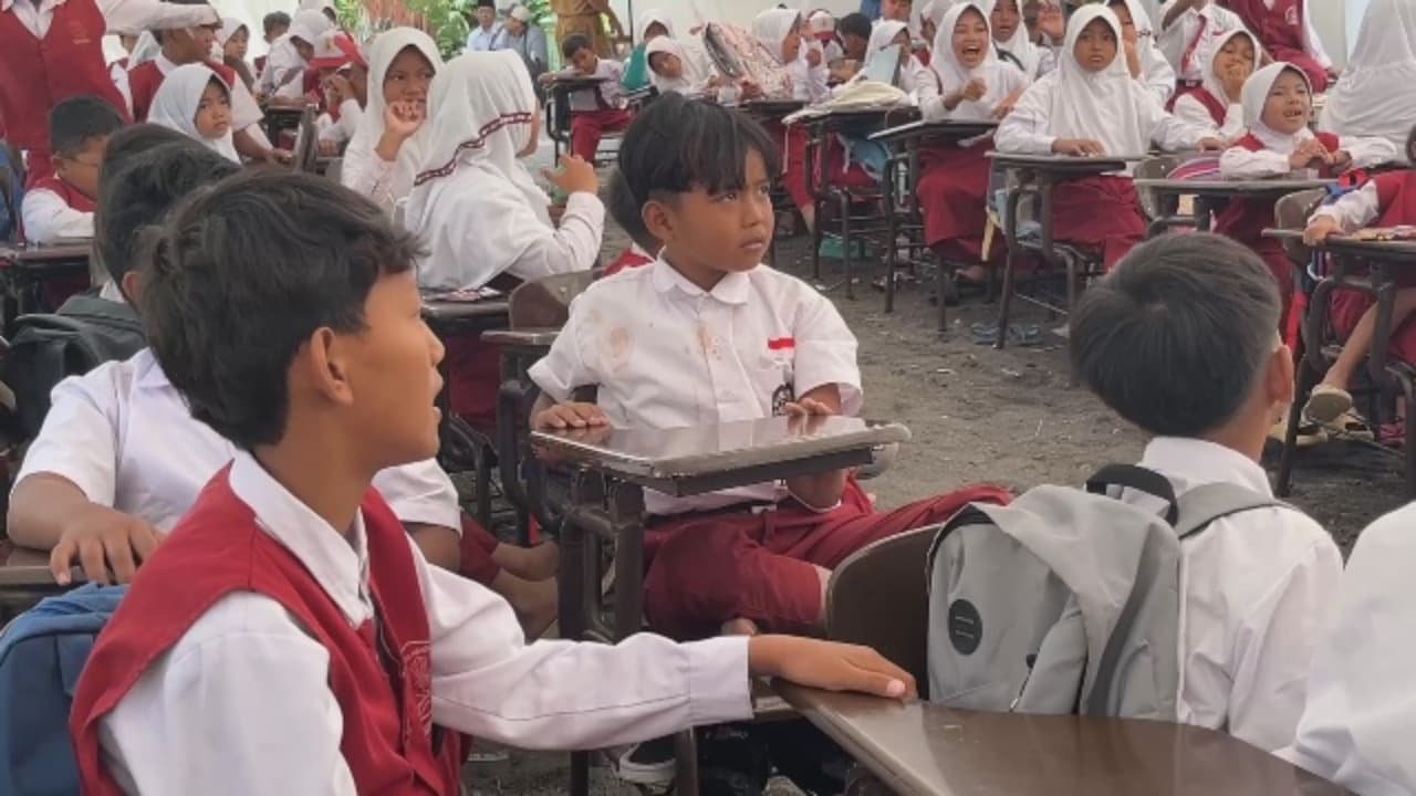 94 Siswa Korban Semeru Sekolah Di Tenda Darurat