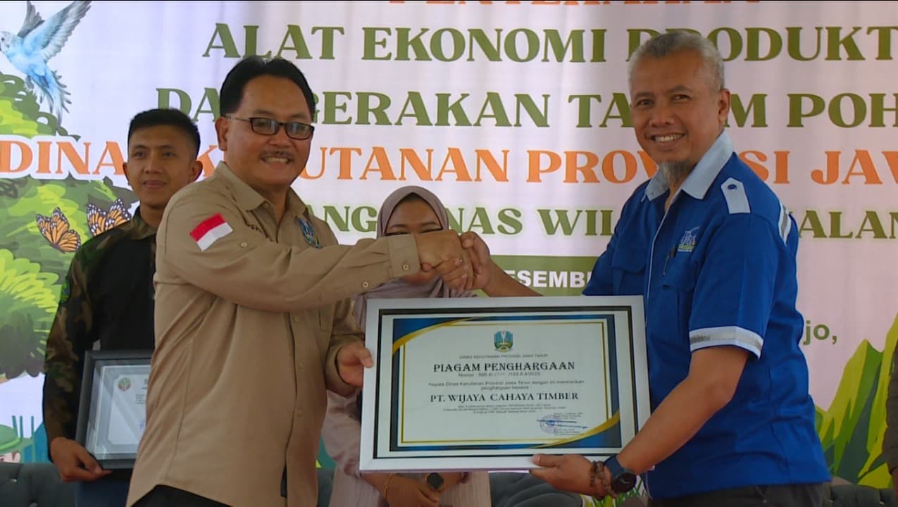 Dishut Jatim Serahkan Bantuan AEP ke Kelompok Tani di Malang