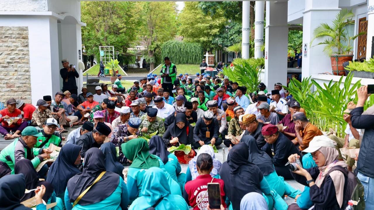 "Tandang Bareng" Harjaba ke-254, Bupati Ipuk Sarapan Nasi Bungkus Bareng Berbagai Elemen Masyarakat