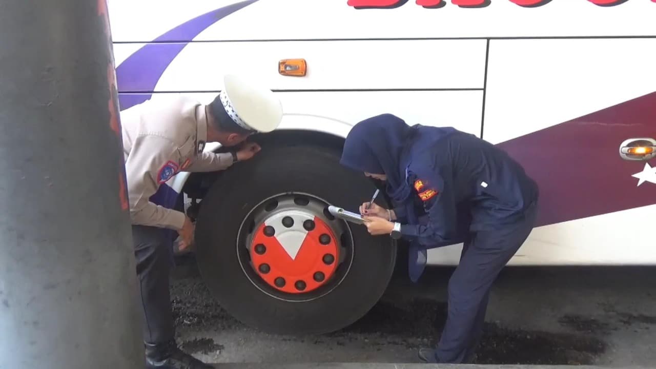 Jelang Libur Nataru, Petugas Gabungan Periksa Bus dan Tes Urine Awak Bus di Terminal Gayatri Tulungagung