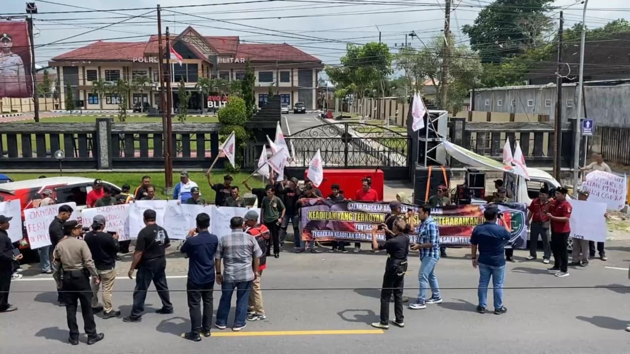 Puluhan Demonstran Geruduk Polres Blitar, Protes Kasus Salah Tangkap