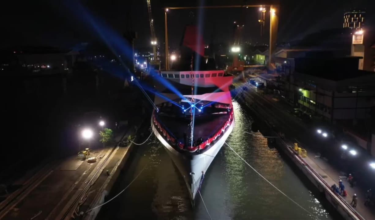 Wamenhan Luncurkan KRI Bala Putra Dewa 322 di Surabaya