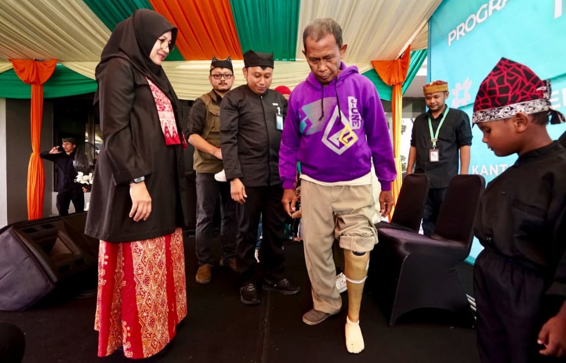 Harjaba Bersama Disabilitas, Bupati Ipuk Serahkan Bantuan Kaki Palsu hingga Al-Qur’an Braille