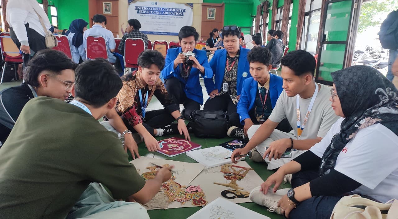 UNP Kediri Dan UTP Malaysia Angkat Citra Batik dan Wayang Kulit Kelurahan Dermo