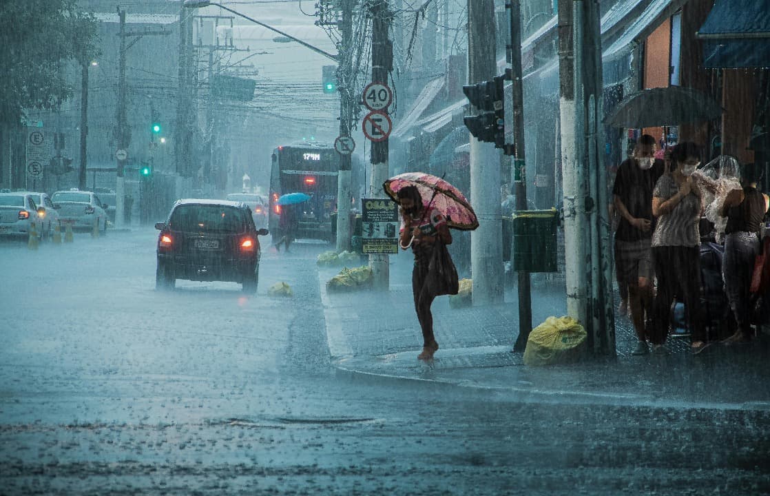 Hujan Ringan hingga Petir Melanda Sebagian Besar Wilayah Jawa Timur pada Awal Pekan