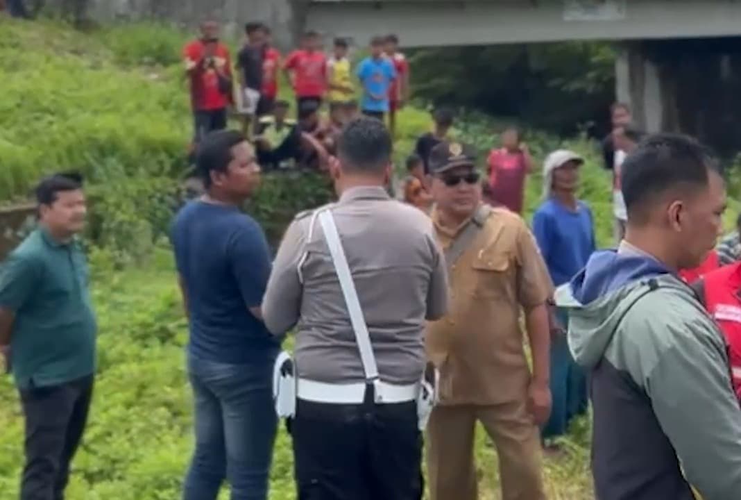 Fokus Ngarit Rumput, Pria Tewas Tersambar KA Rapih Dhoho di Mojokerto