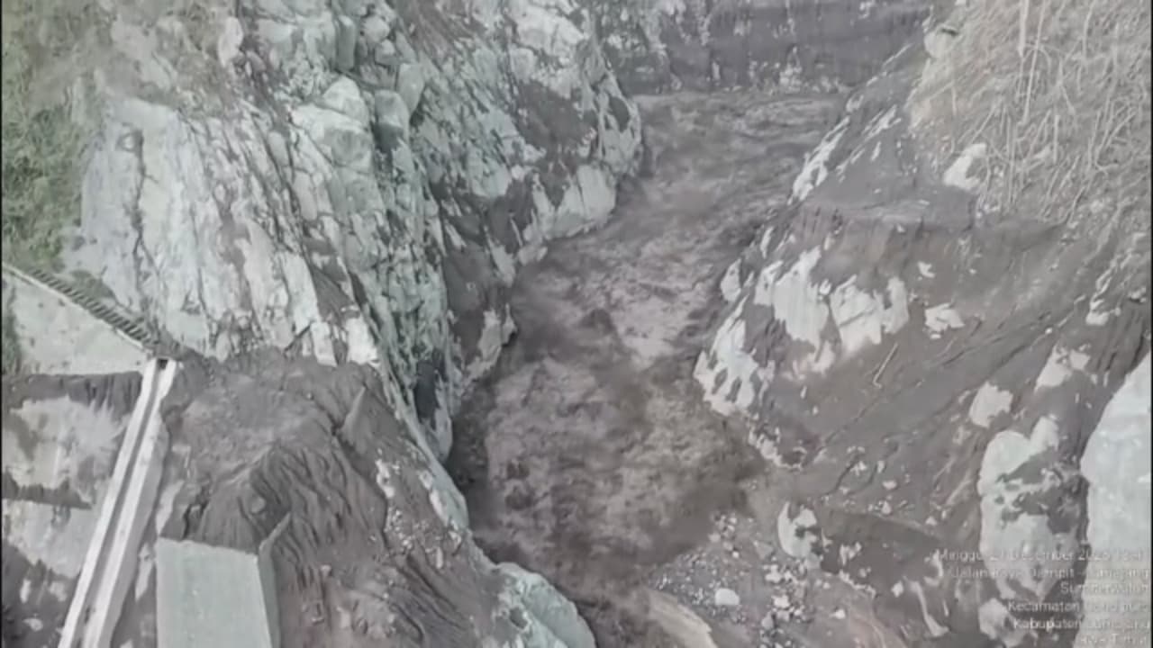 Banjir Lahar Penambang Terjebak