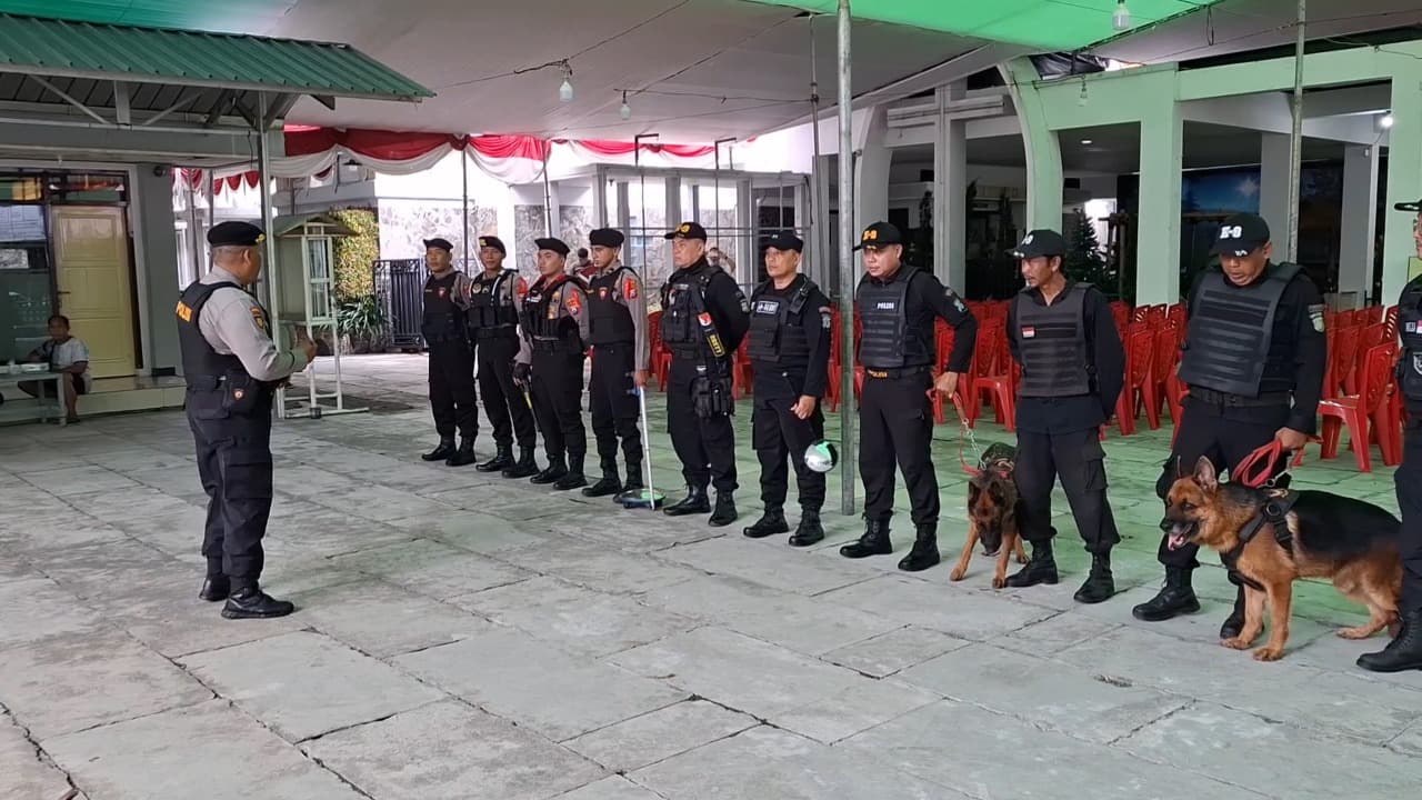 Jelang Natal, Polres Kediri Kota Sterilisasi Empat Gereja Besar dengan Bantuan Anjing Pelacak (K-9)