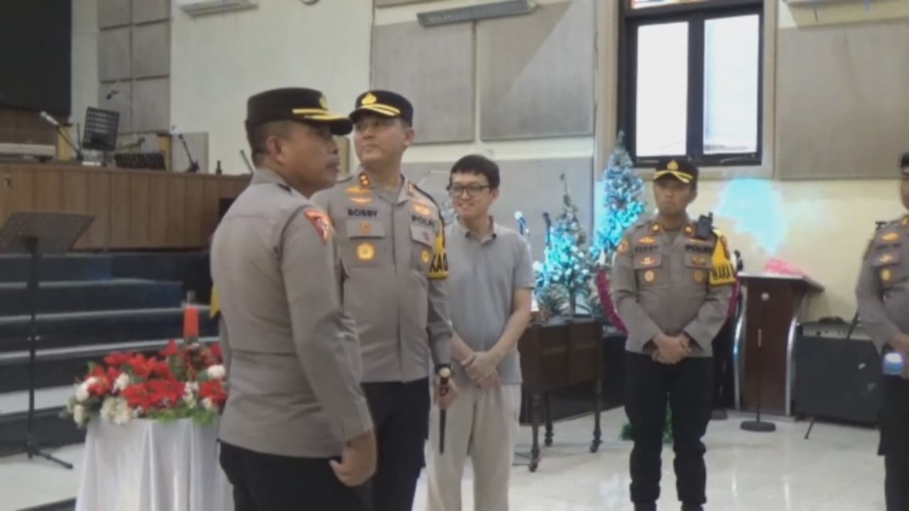 Polisi Sterilisasi Gereja Jelang Natal