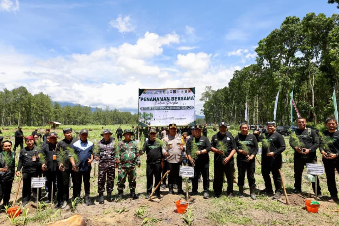 Dorong Reforestasi, Banyuwangi Tanam Ratusan Ribu Pohon