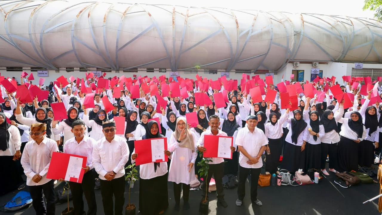 Senyum dan Tangis Haru saat Bupati Ipuk Angkat 4.888 Honorer Banyuwangi Jadi PPPK Paruh Waktu