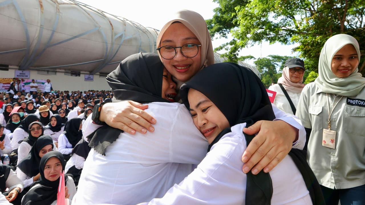 Saksi Pengabdian Panjang, Keluarga Ikut Saksikan Penyerahan 4.888 SK PPPK Paruh Waktu Banyuwangi