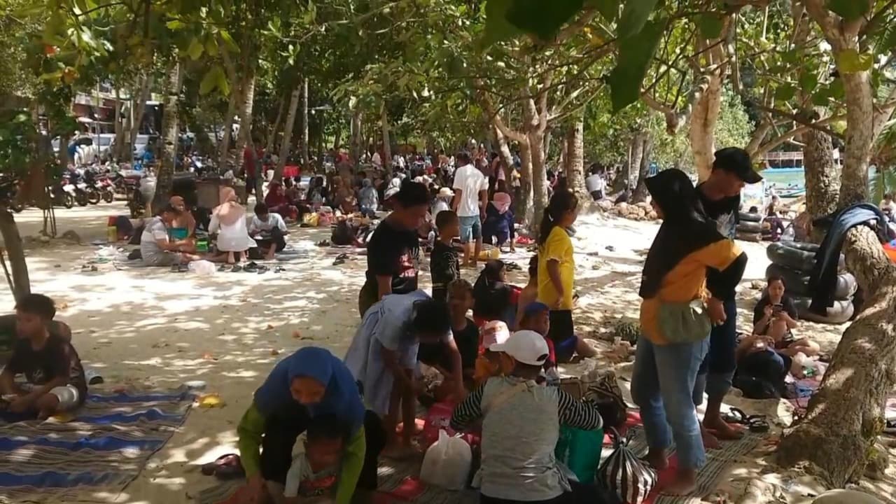 Libur Natal 2025, Kawasan Wisata Pantai Trenggalek Digruduk Ribuan Wisatawan
