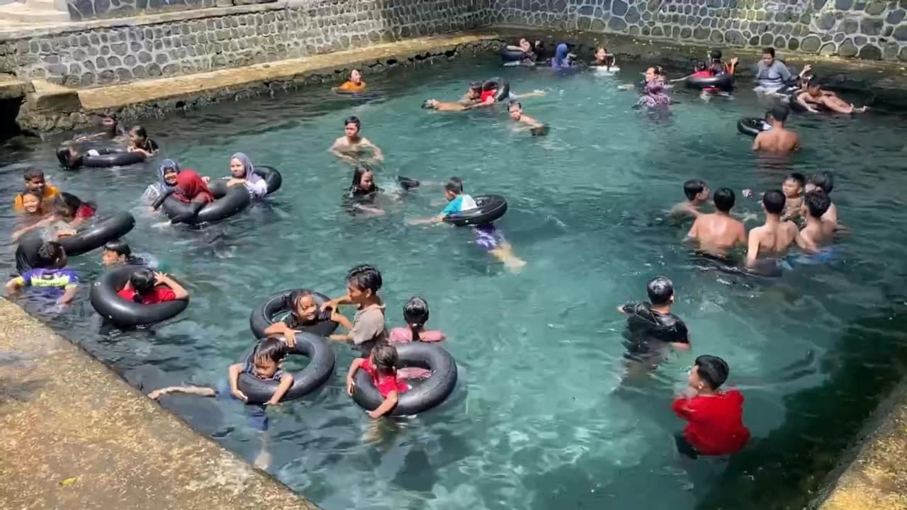 Libur Akhir Tahun, Wisata Air Sumber Amber Dibanjiri Pengunjung