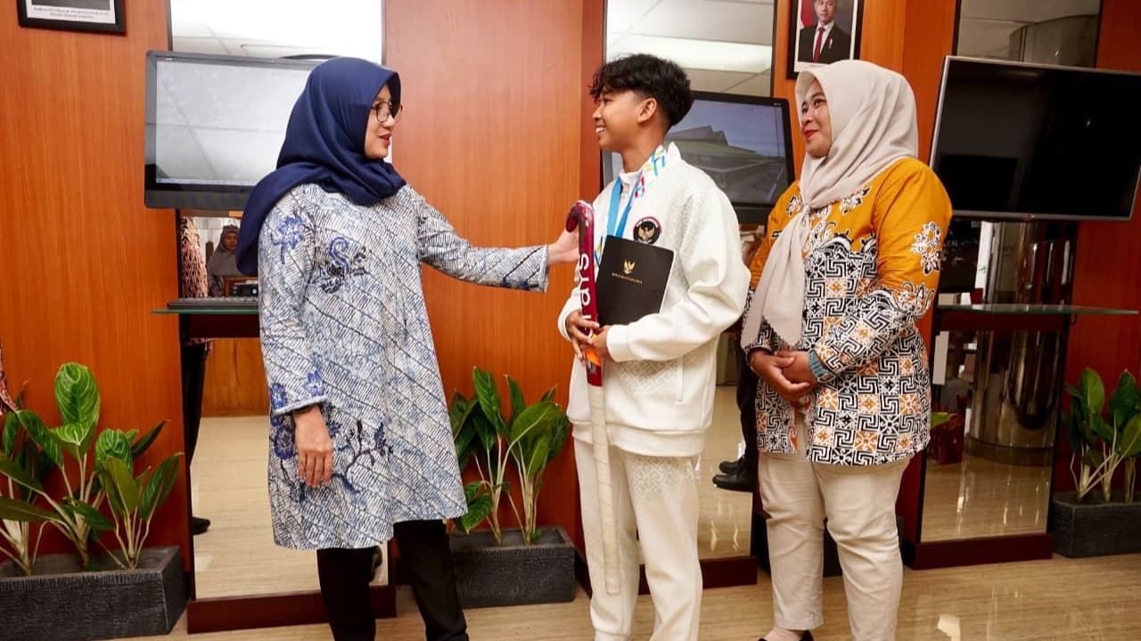 Bupati Ipuk Bangga Atlet Hoki Putri Banyuwangi Raih Dua Medali SEA Games 2025