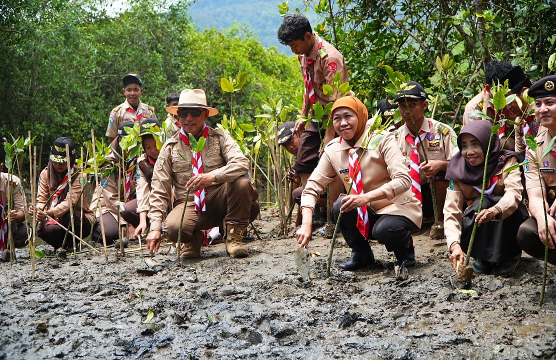 Sedekah Oksigen lewat Menanam Mangrove, Kak Khofifah Ajak Pramuka Jatim Jadi Motor Gerakan Kolektif Pelestarian Lingkungan